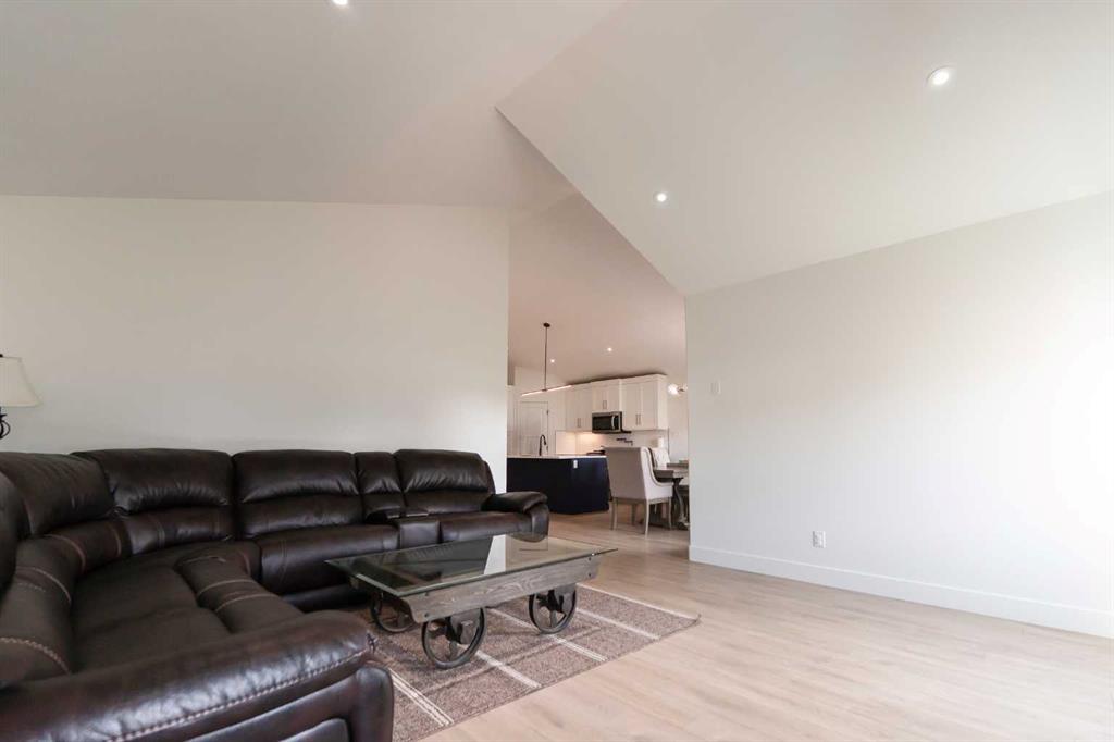 692 Sixmile Crescent S