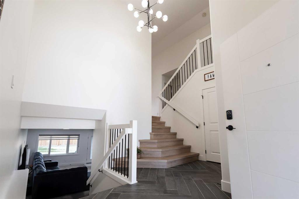 692 Sixmile Crescent S