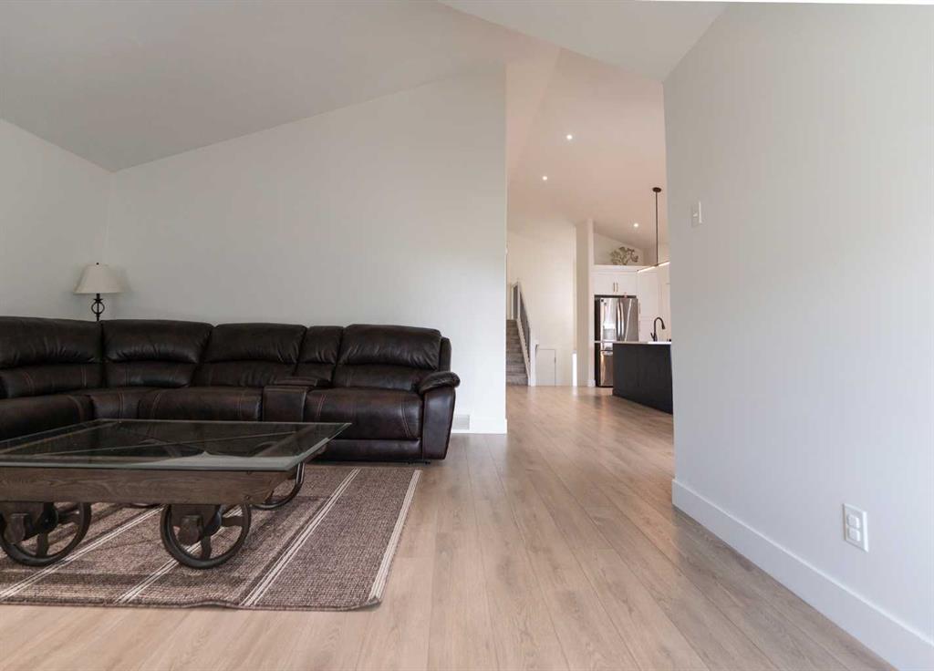 692 Sixmile Crescent S