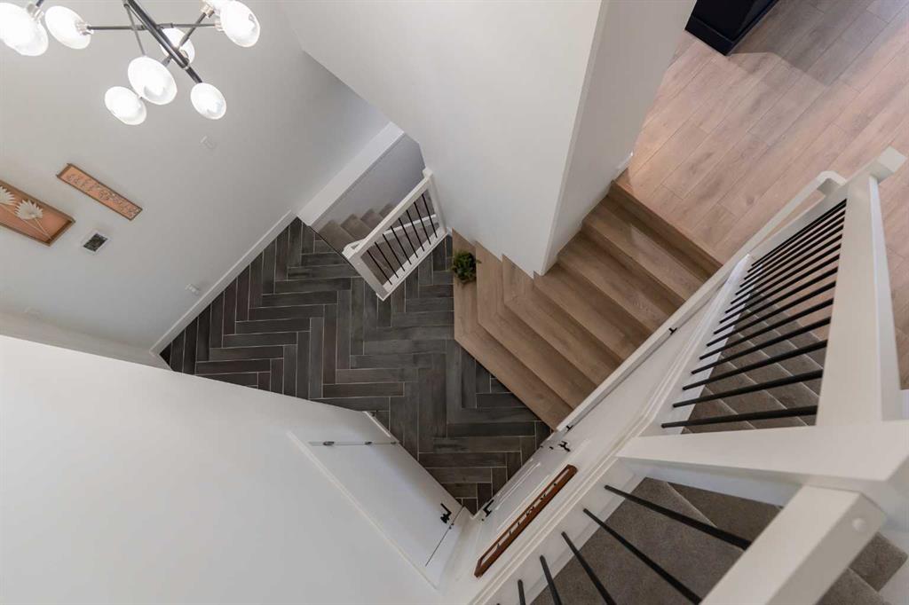 692 Sixmile Crescent S