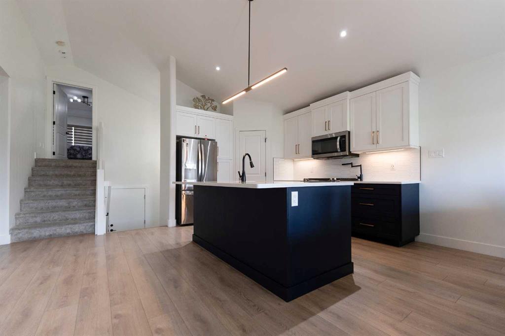 692 Sixmile Crescent S