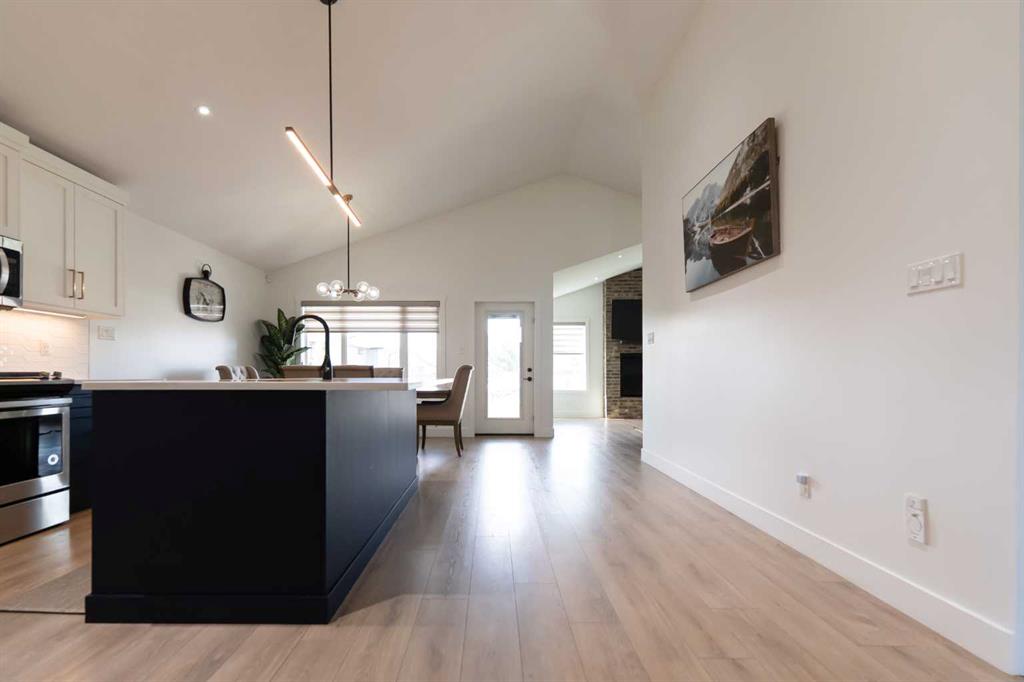 692 Sixmile Crescent S