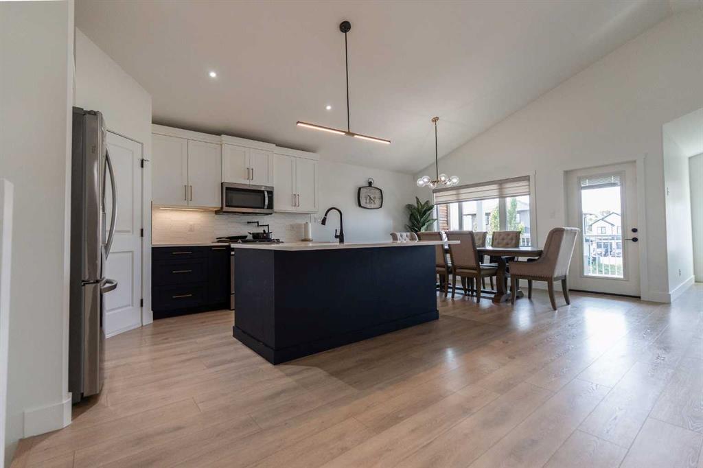 692 Sixmile Crescent S