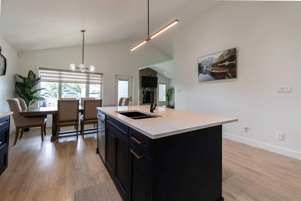 692 Sixmile Crescent S