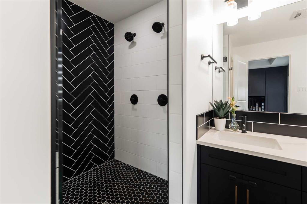 692 Sixmile Crescent S