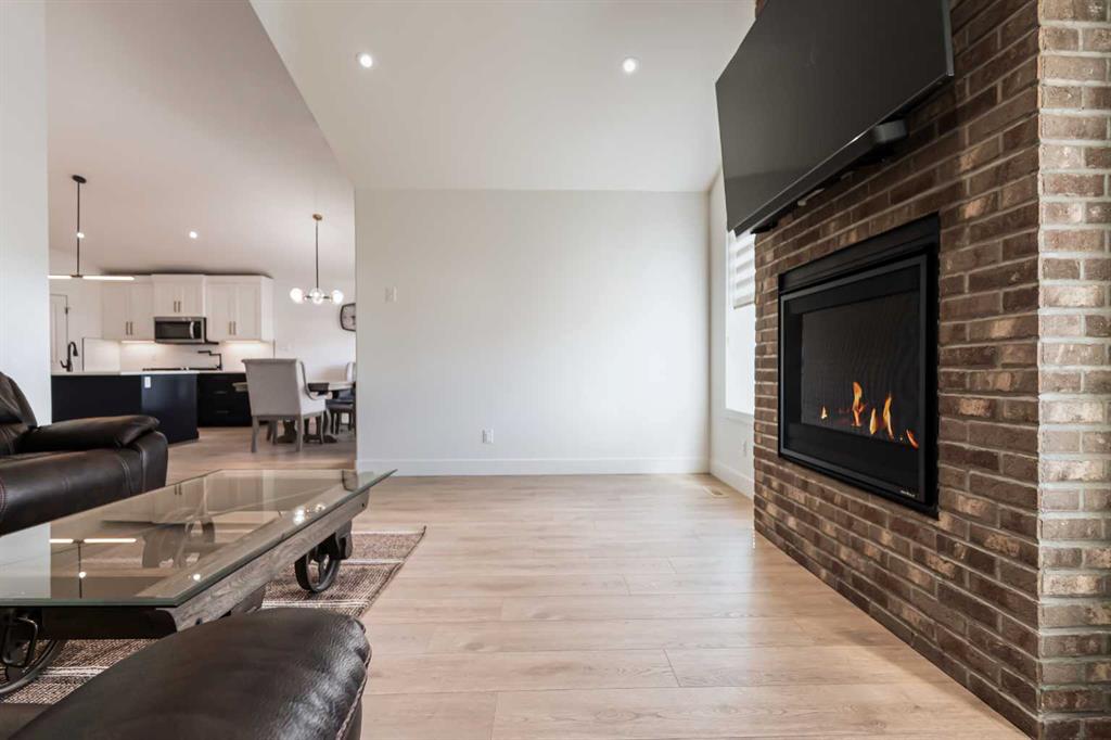 692 Sixmile Crescent S