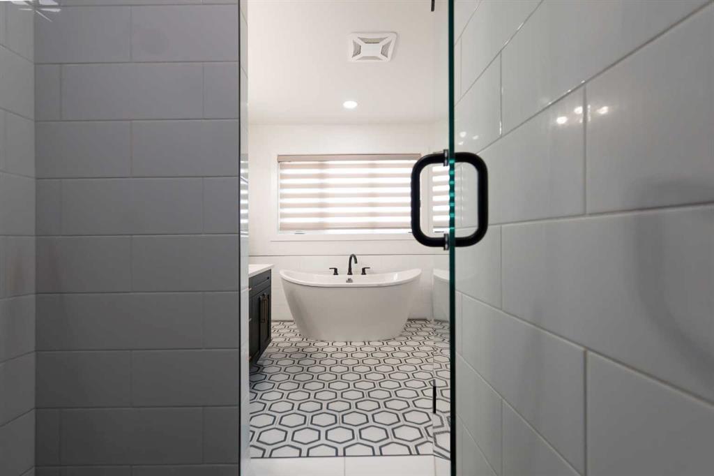 692 Sixmile Crescent S