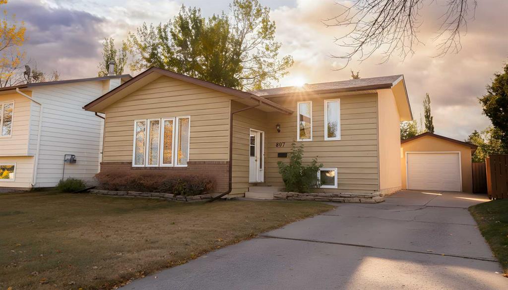 897 Red Crow Boulevard W