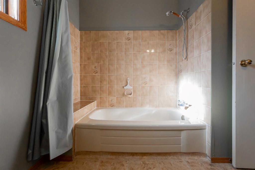 897 Red Crow Boulevard W