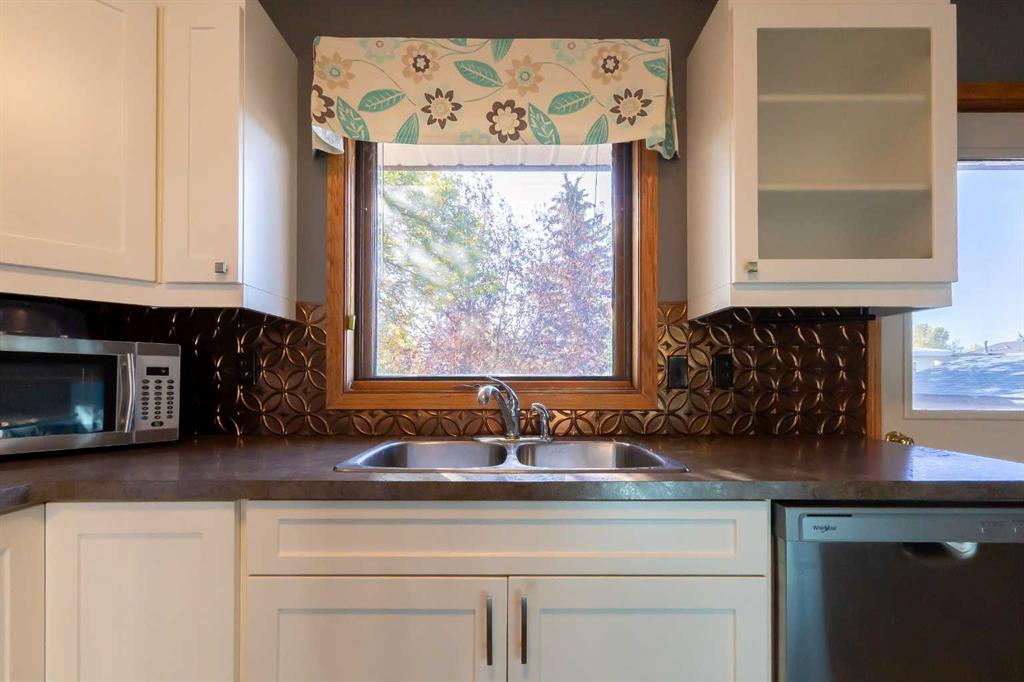 897 Red Crow Boulevard W