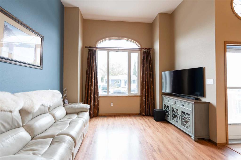 207 Mt Crandell Crescent W