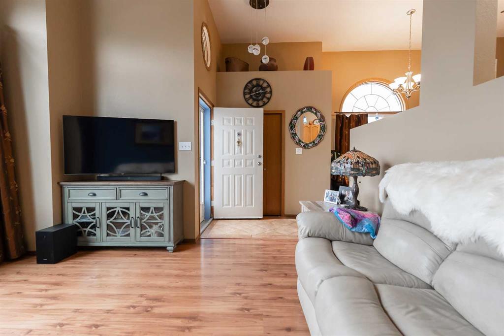 207 Mt Crandell Crescent W