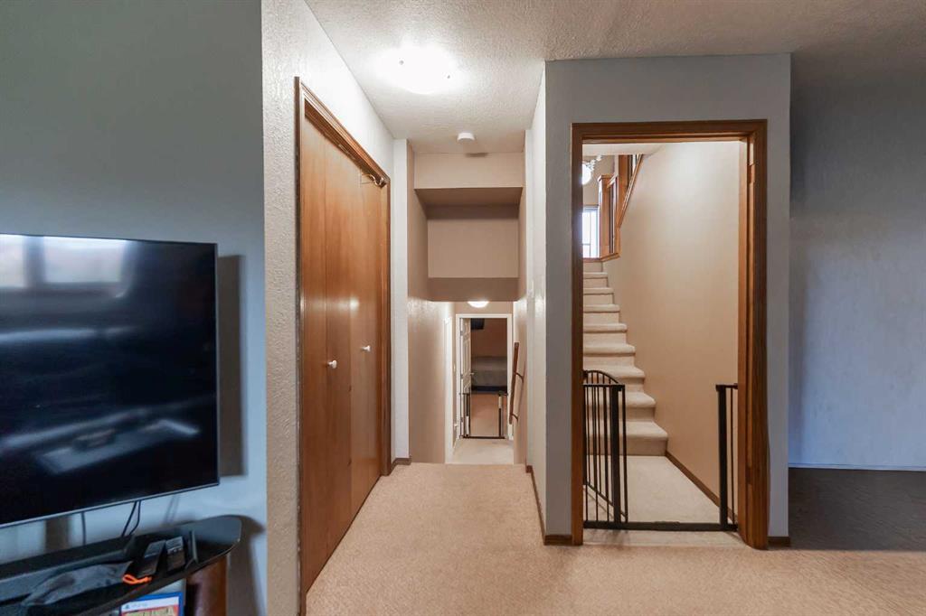 207 Mt Crandell Crescent W