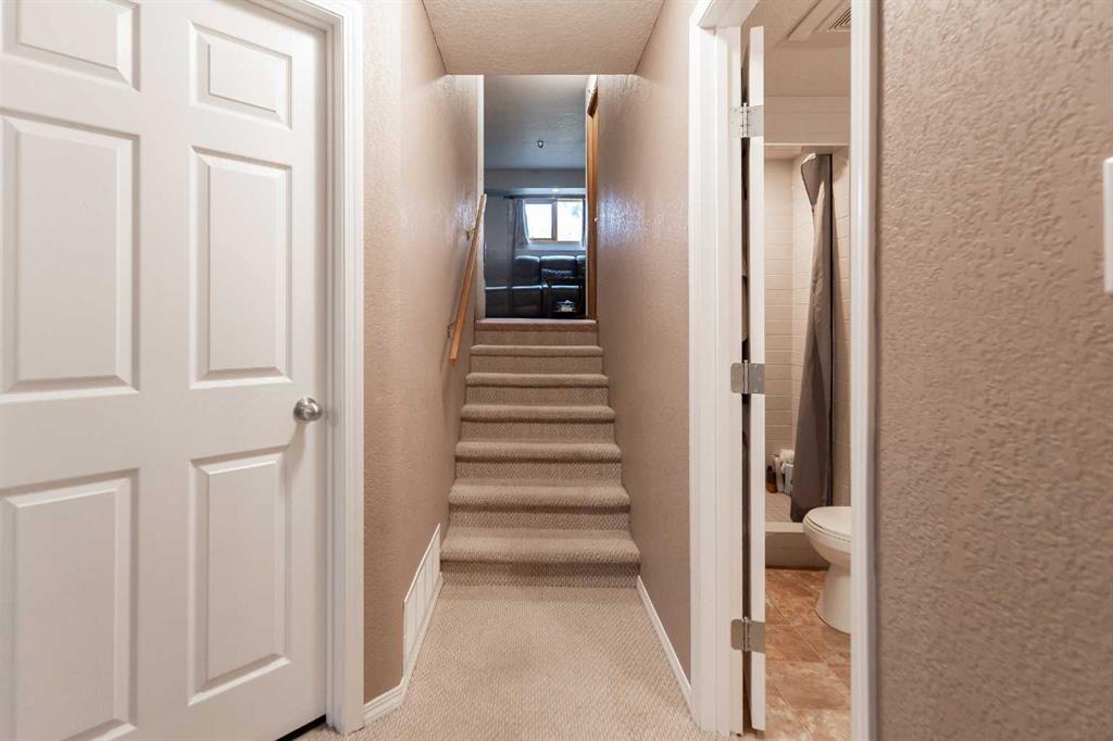 207 Mt Crandell Crescent W