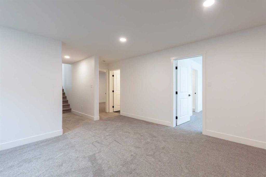 541 Riverhills Way W