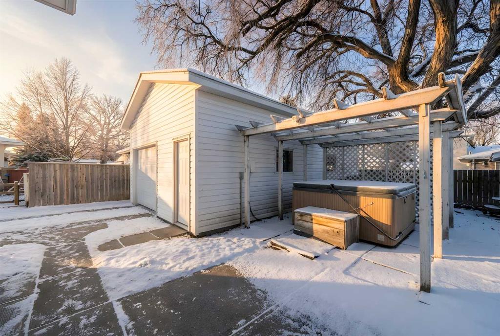 1020 Fern Crescent S