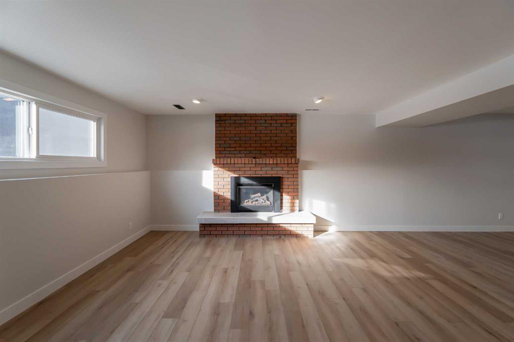 86 Carleton Place W