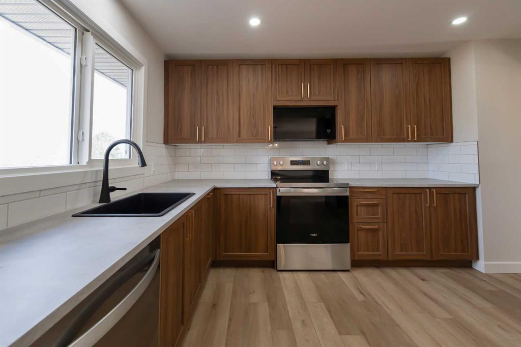 86 Carleton Place W