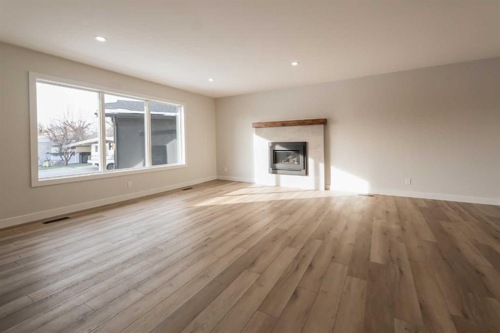 86 Carleton Place W