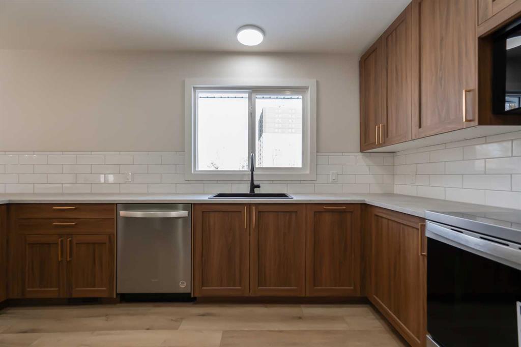 86 Carleton Place W