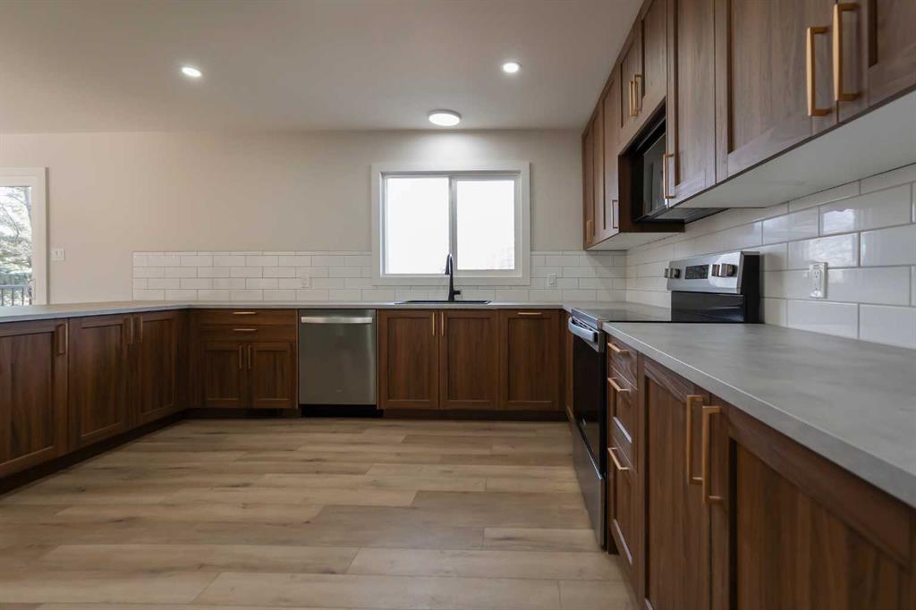 86 Carleton Place W