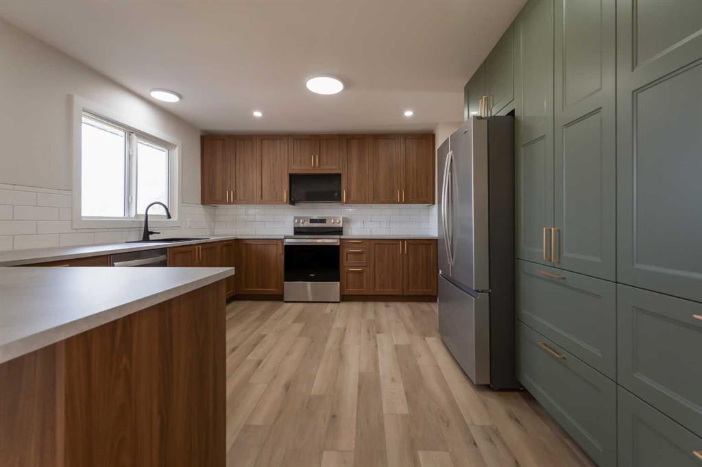 86 Carleton Place W