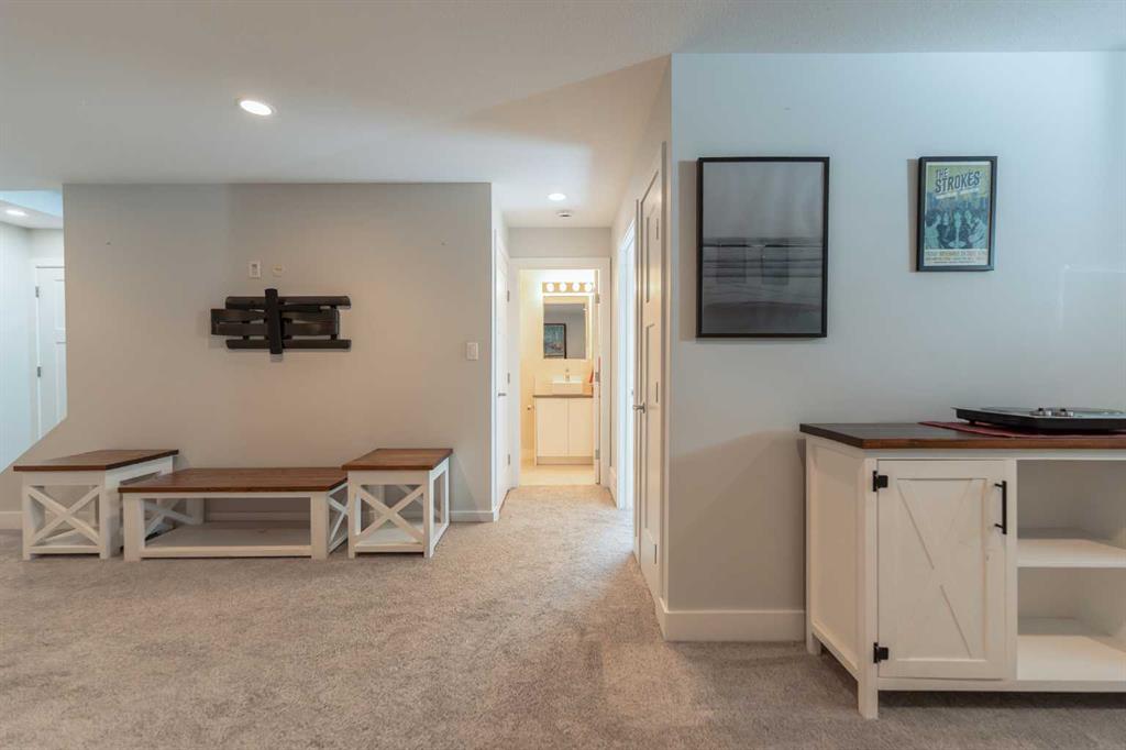 201 Grassland Boulevard W
