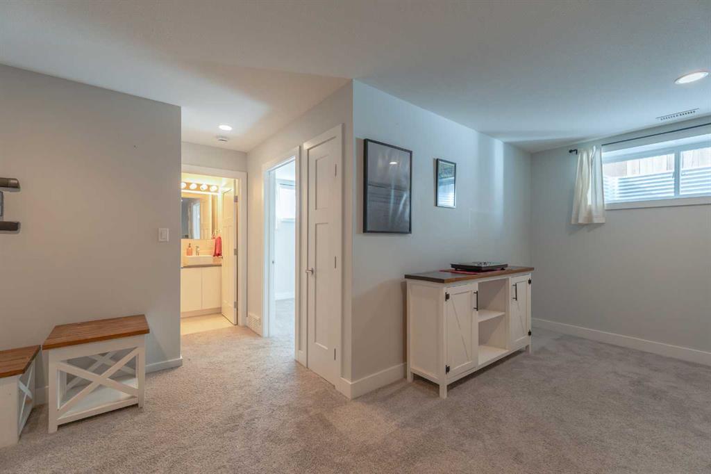 201 Grassland Boulevard W