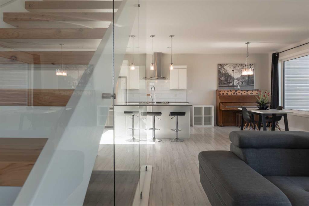 201 Grassland Boulevard W