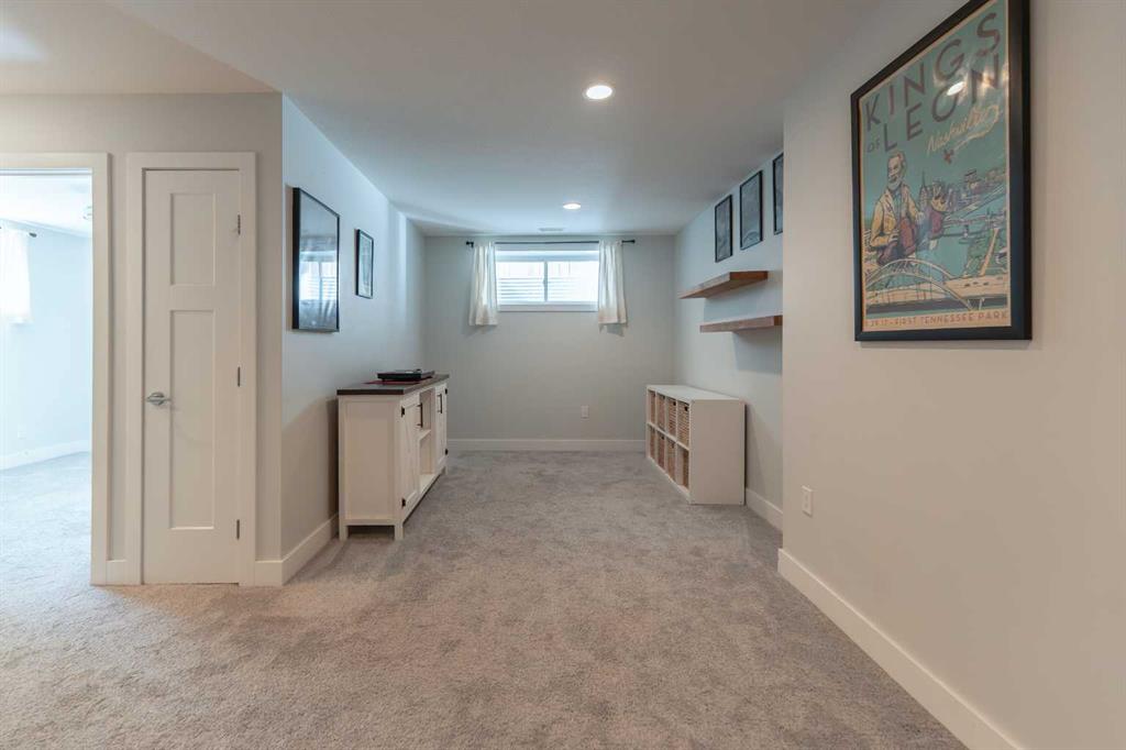 201 Grassland Boulevard W