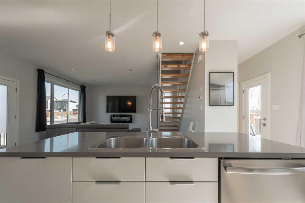 201 Grassland Boulevard W
