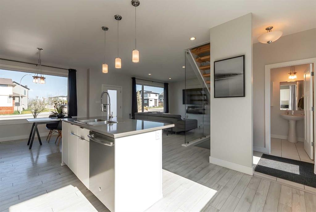 201 Grassland Boulevard W