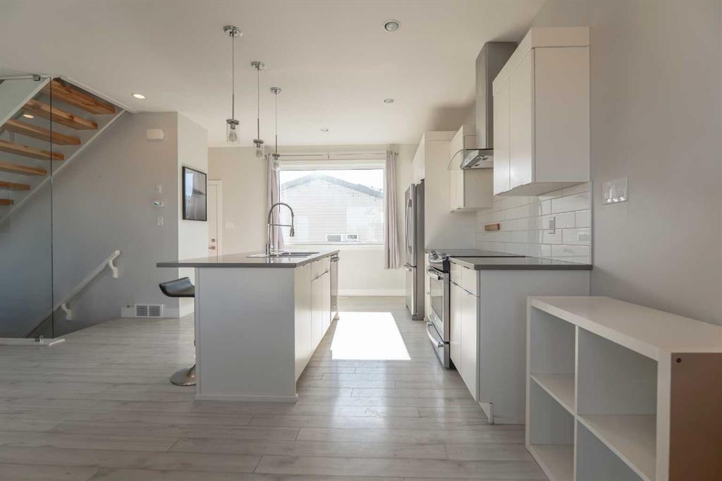 201 Grassland Boulevard W
