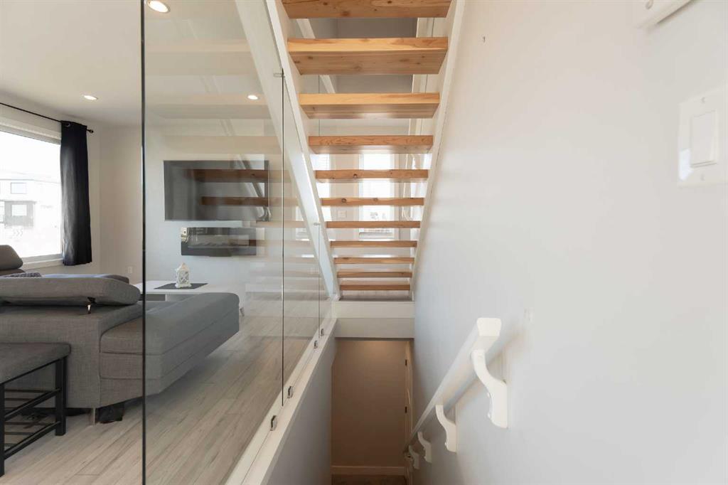 201 Grassland Boulevard W