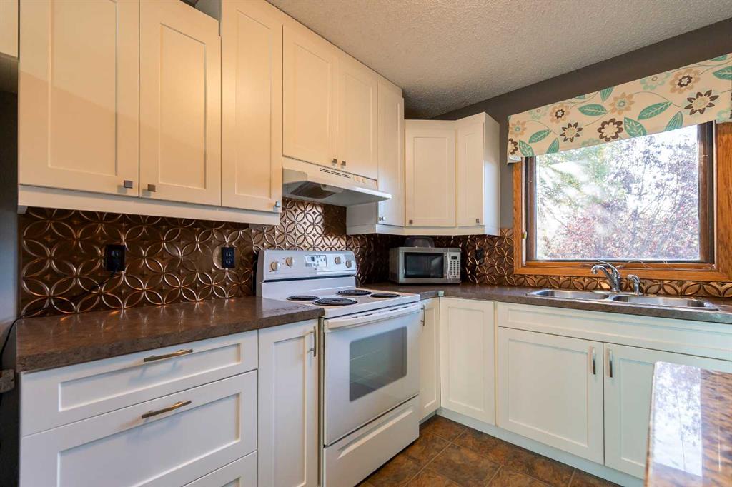 897 Red Crow Boulevard W