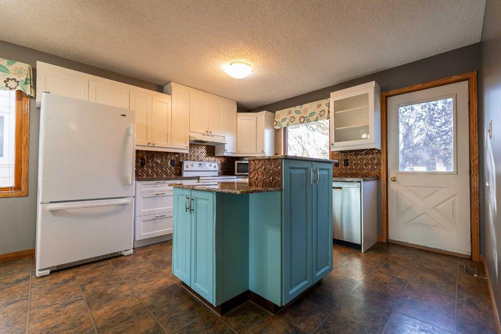 897 Red Crow Boulevard W