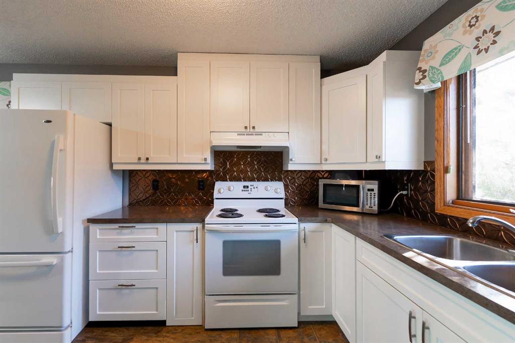 897 Red Crow Boulevard W