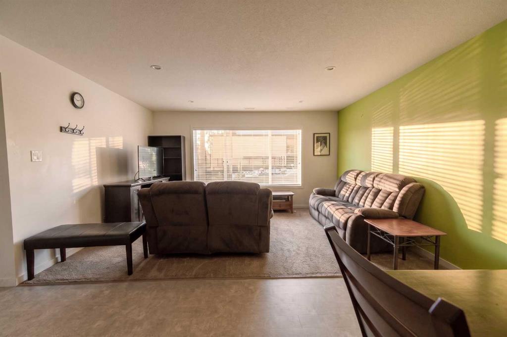 318 Lynx Road N