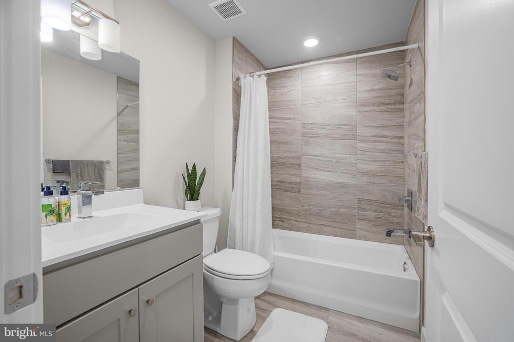 3320 MANTUA AVENUE Unit: B