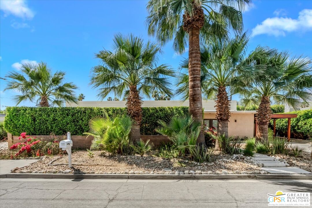 1653 E Sunny Dunes Rd