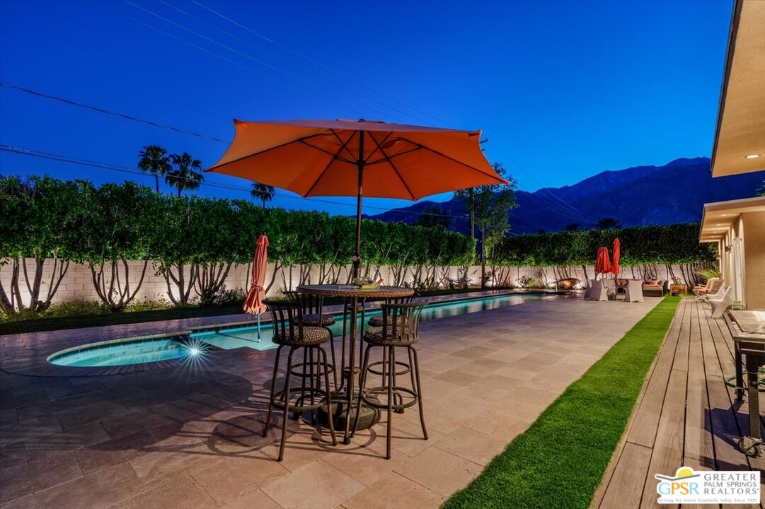 1653 E Sunny Dunes Rd