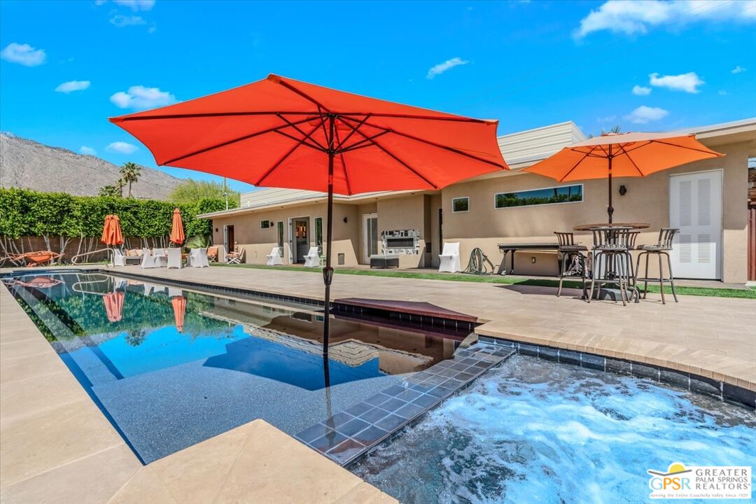 1653 E Sunny Dunes Rd