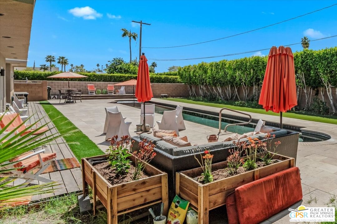 1653 E Sunny Dunes Rd