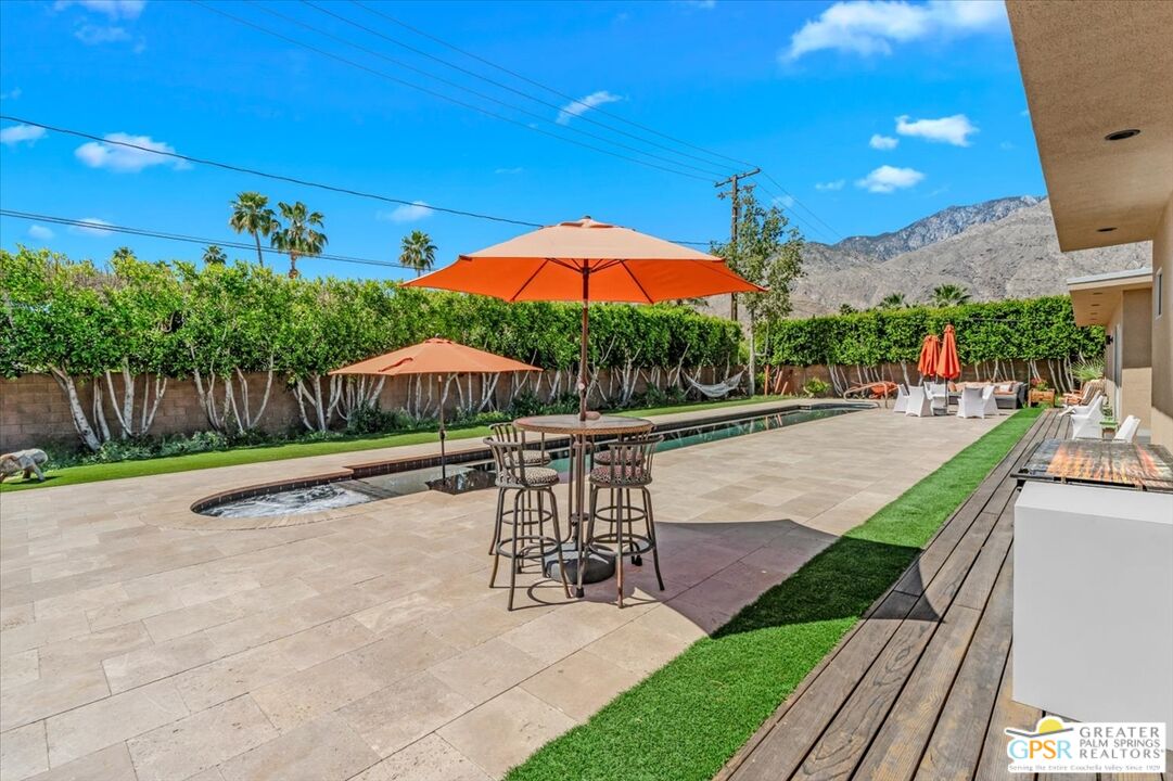 1653 E Sunny Dunes Rd