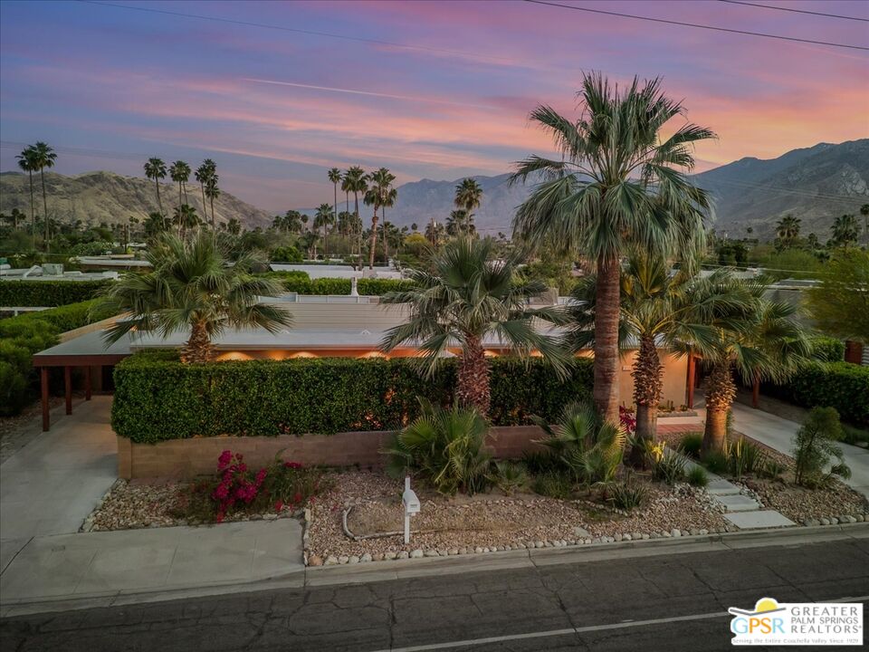 1653 E Sunny Dunes Rd