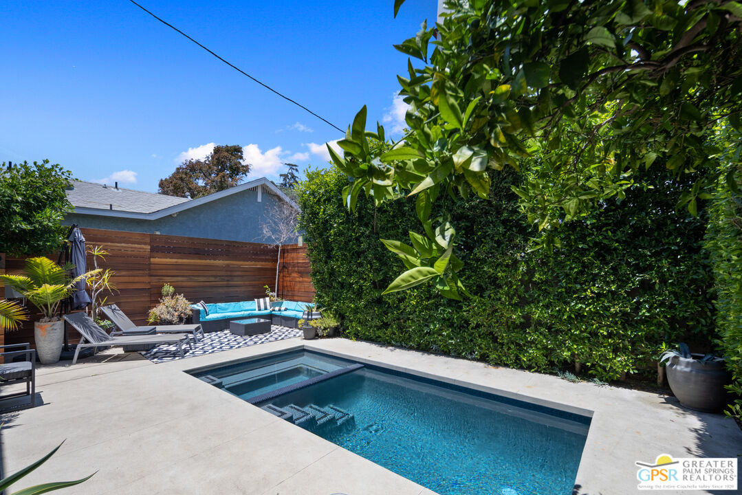 6543 De Longpre Ave