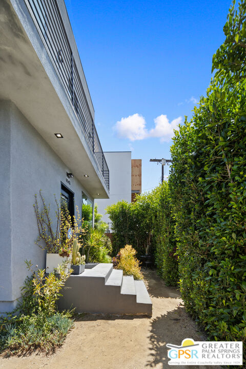 6543 De Longpre Ave
