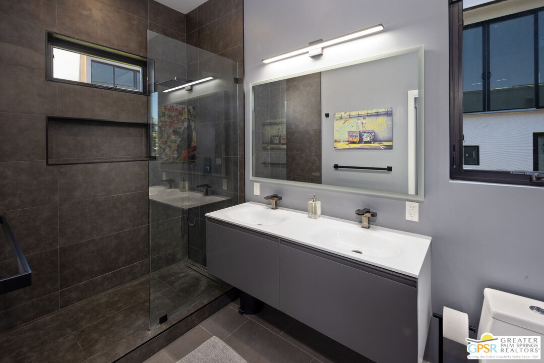 6543 De Longpre Ave