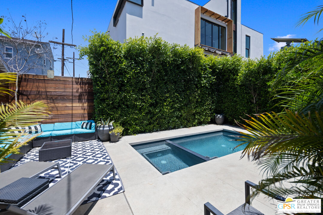 6543 De Longpre Ave