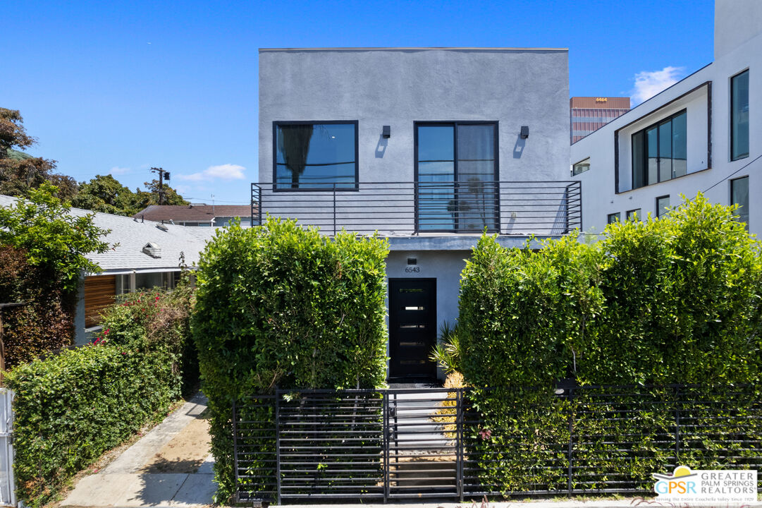 6543 De Longpre Ave